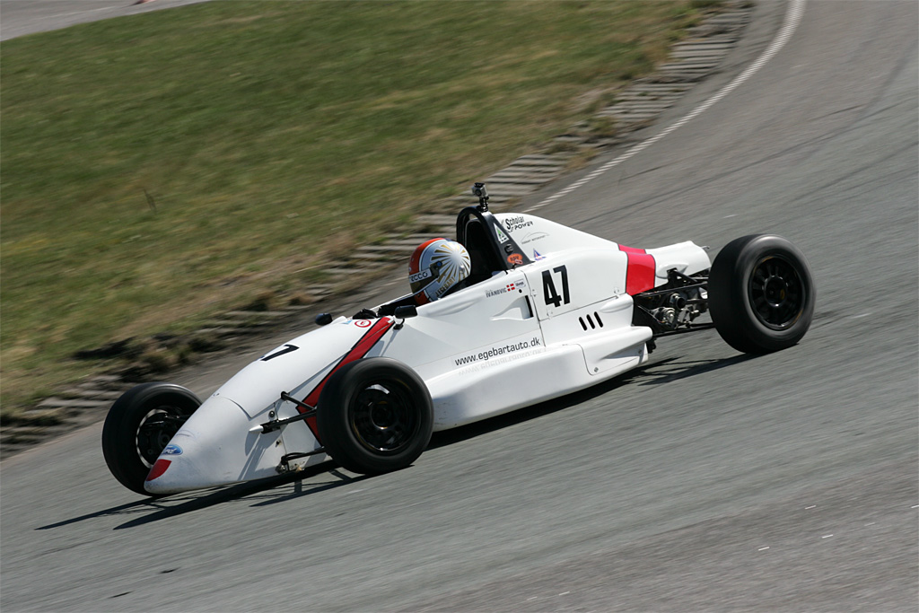Slavko Ivanovic er en af sæsonens debutanter, der er på vej frem i Formel Ford
(Foto: Henning Smed / <A HREF=http://www.danskerbiler.dk/danskerchassiser/index.php TARGET=blank >DanskerBiler.dk</A>)